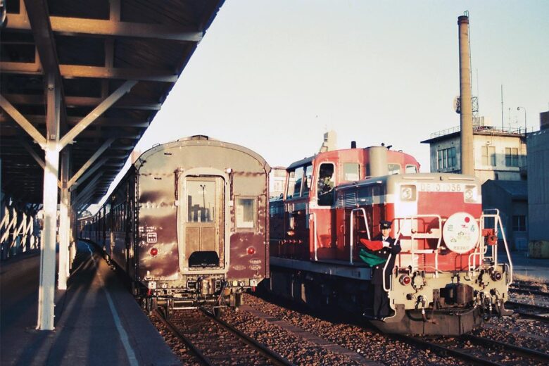 兵庫駅で機回しをする和田岬線の普通列車（1989年1月、恵 知仁撮影）