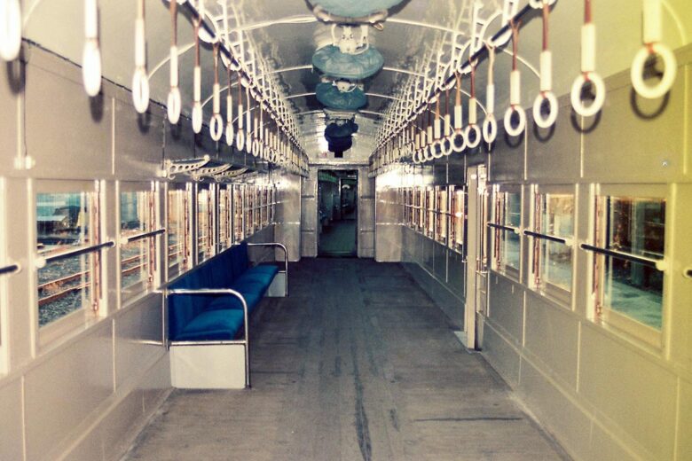和田岬線の旧型客車の車内（1989年1月、兵庫駅で恵 知仁撮影）
