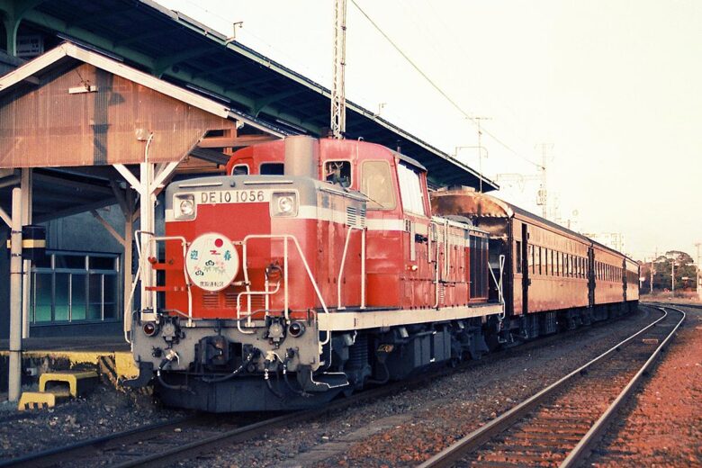 DE10形と旧型客車による和田岬線の普通列車（1989年1月、兵庫駅で許可を得て恵 知仁撮影）