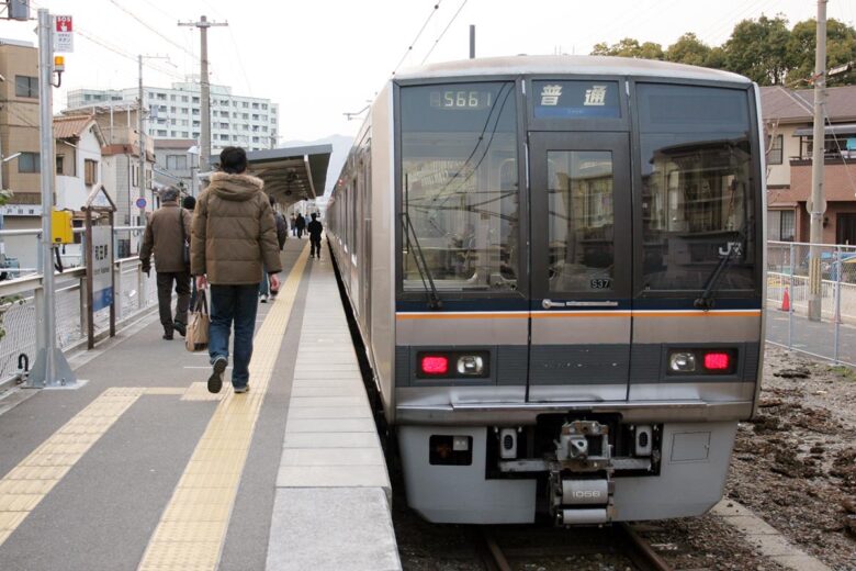 和田岬線の207系電車（2008年3月、和田岬駅で恵 知仁撮影）