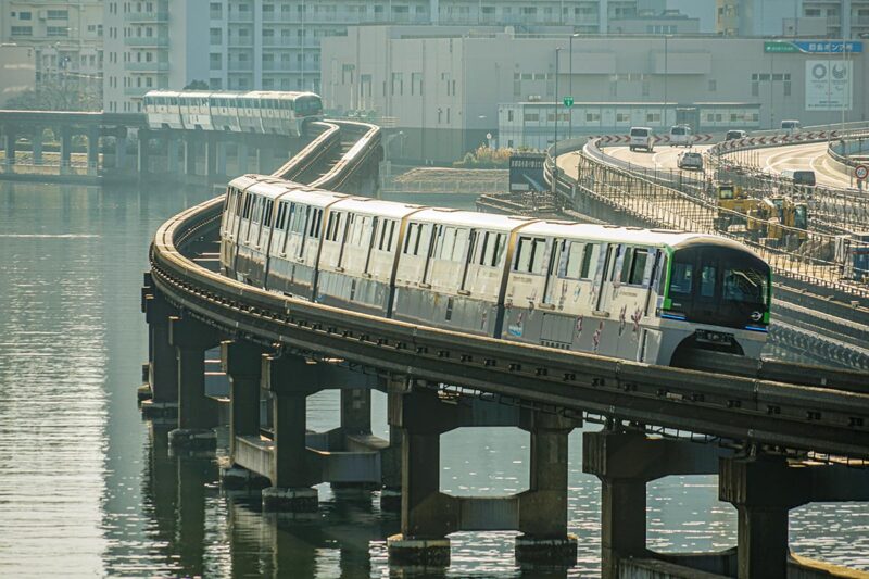 京浜運河の上を行く東京モノレール