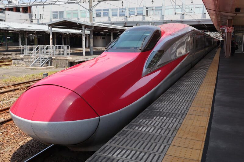 秋田駅に到着したE6系新幹線「こまち」