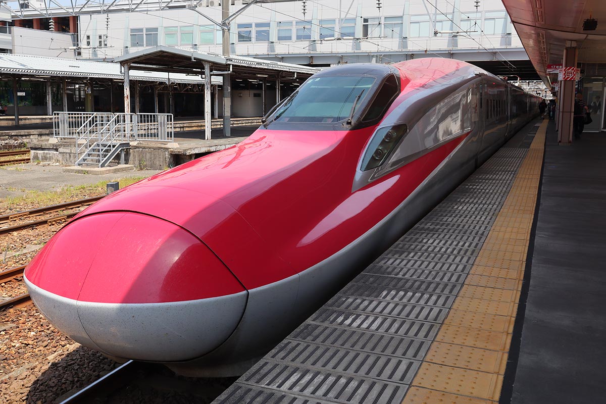 秋田駅に到着したE6系新幹線「こまち」