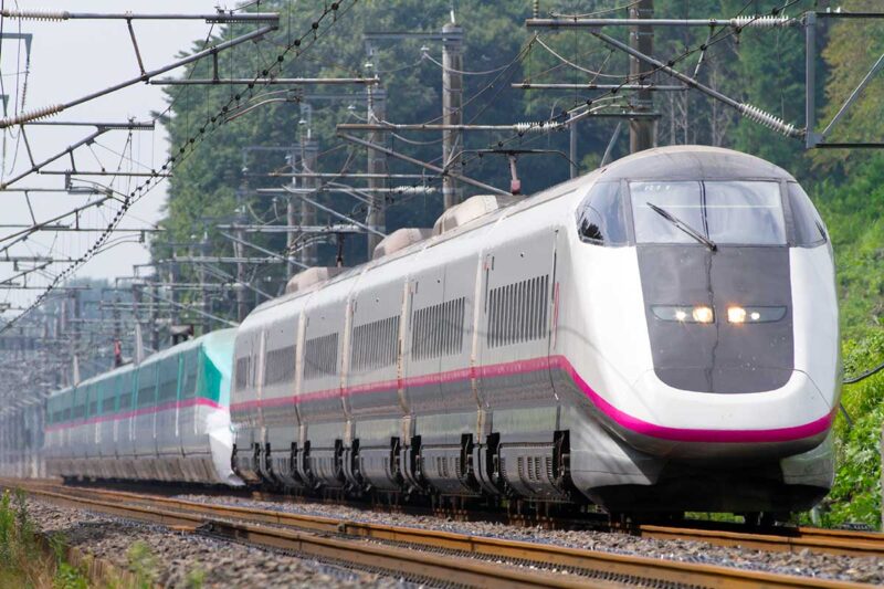 連結して走る秋田新幹線「こまち」と東北新幹線「はやぶさ」