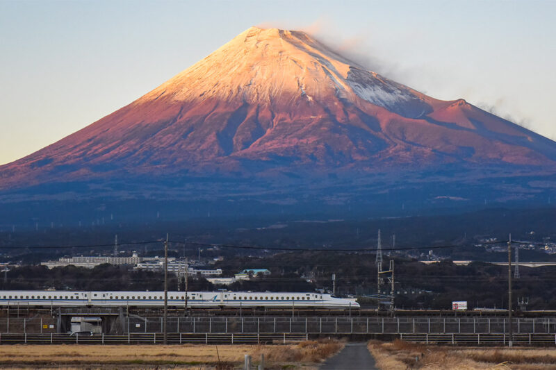 富士山の麓を行く東海道新幹線のN700系電車