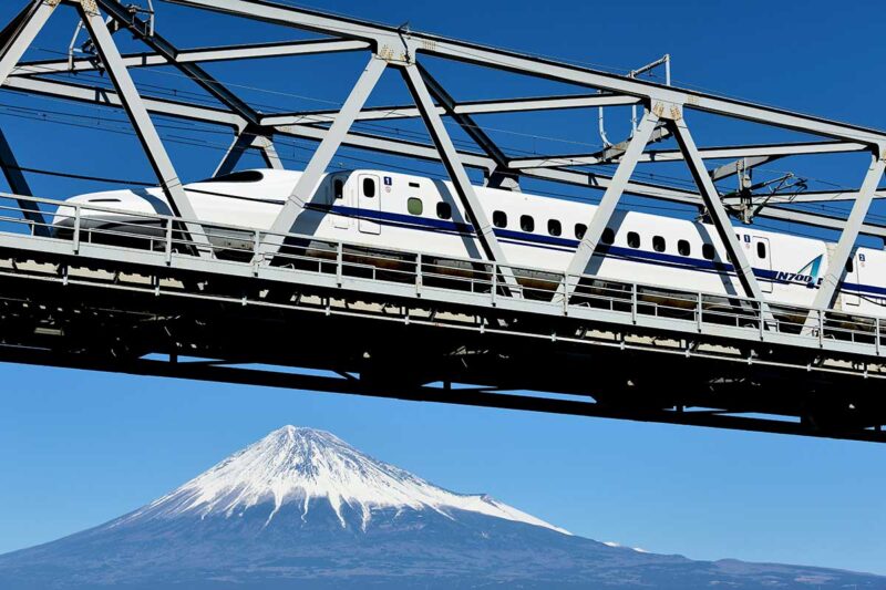 富士川を渡る東海道新幹線のN700系電車