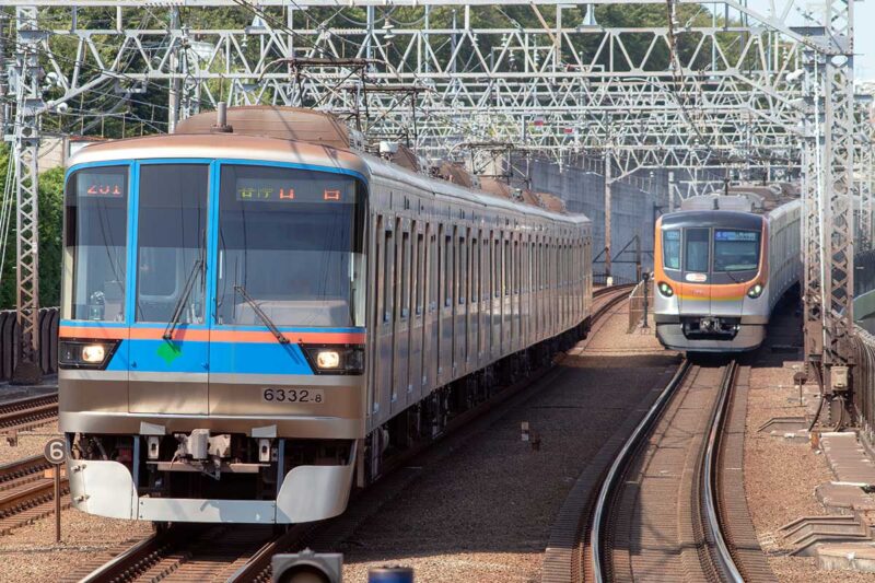 都営地下鉄の6300形電車と東京メトロの17000系電車