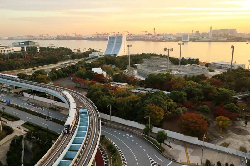 ヒルトン東京お台場から眺めた東京港とゆりかもめ