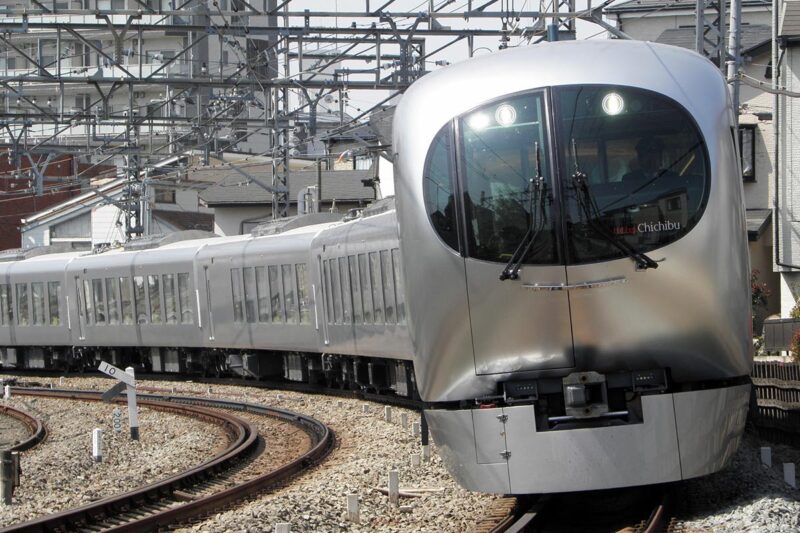 西武鉄道の特急「Laview(ラビュー)」