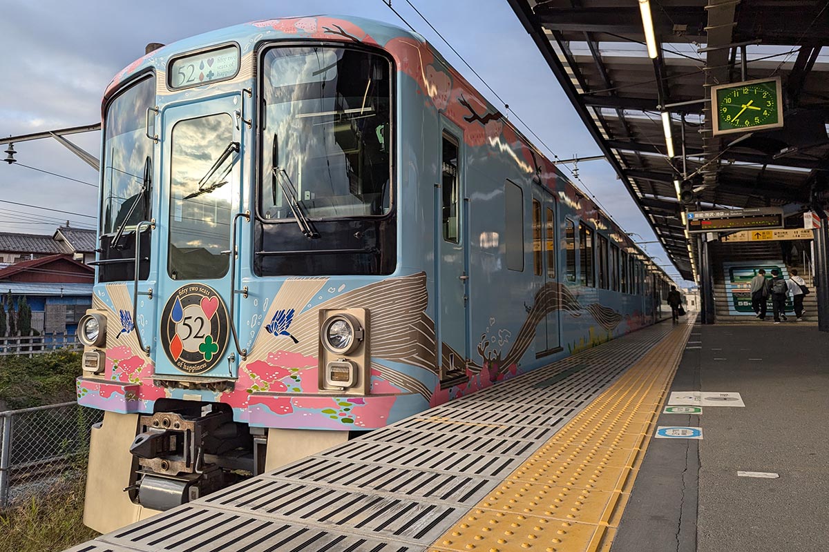 観光列車「西武 旅するレストラン 52席の至福」