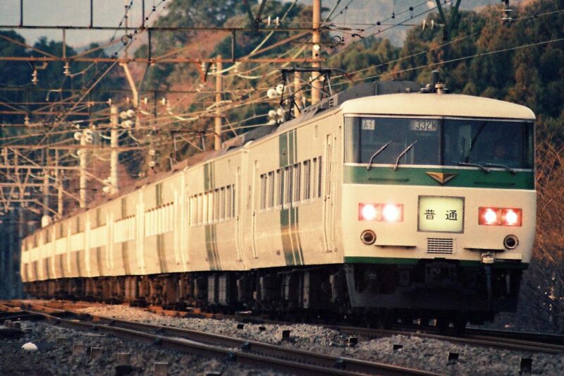 東海道線の普通列車として走る185系電車(1989年撮影)