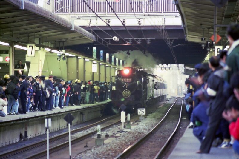 「オリエントエクスプレス'88」を撮影しようと、多くの撮り鉄が集まった大宮駅(1988年撮影)