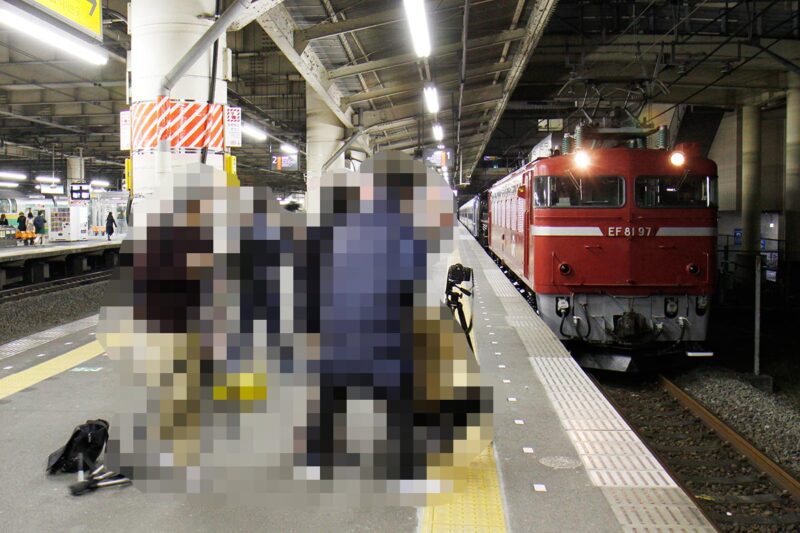 23時のホームに集まった撮り鉄(2014年撮影)