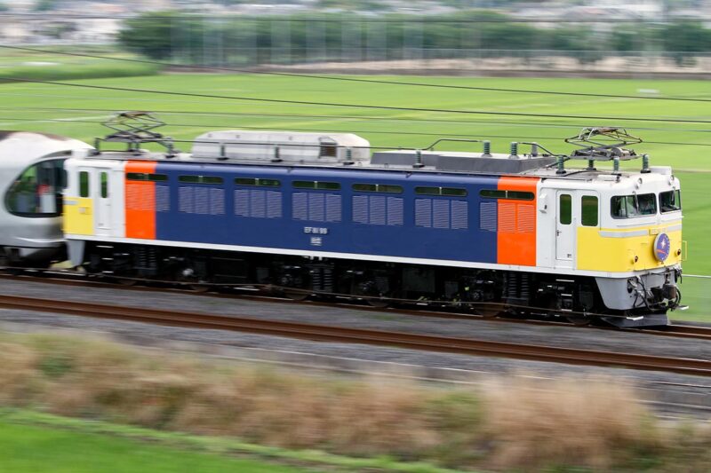 専用塗色のEF81が牽引する寝台特急「カシオペア」(2010年撮影)