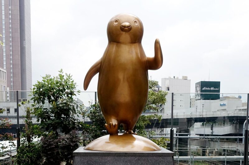 JR東日本の本社近くにある「Suicaのペンギン」像
