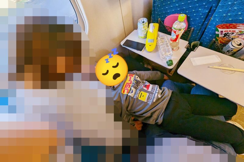 親をベッドにして寝る未就学児の息子