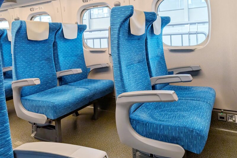 リクライニングしていない東海道・山陽新幹線の座席
