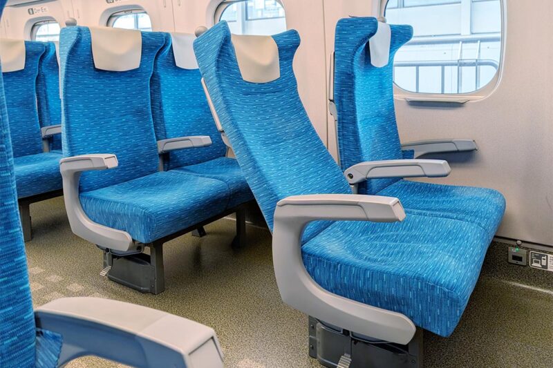 リクライニングした東海道・山陽新幹線の座席