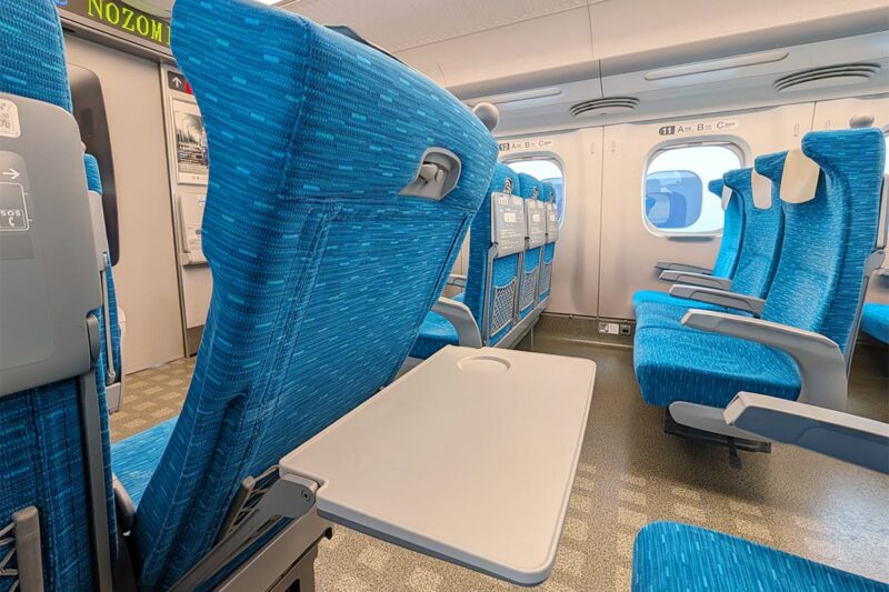 リクライニングした東海道・山陽新幹線の座席