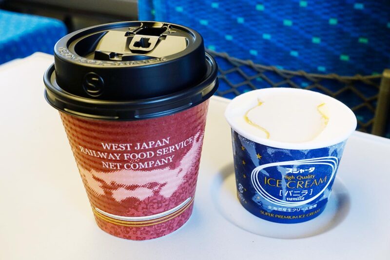 「シンカンセンスゴイカタイアイス」をホットコーヒーで溶かしながら