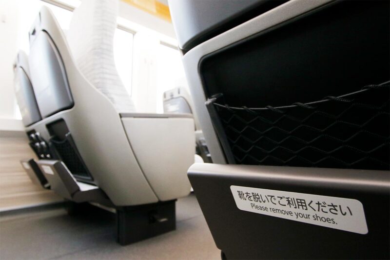 靴を脱いで使う近鉄「ひのとり」のフットレスト