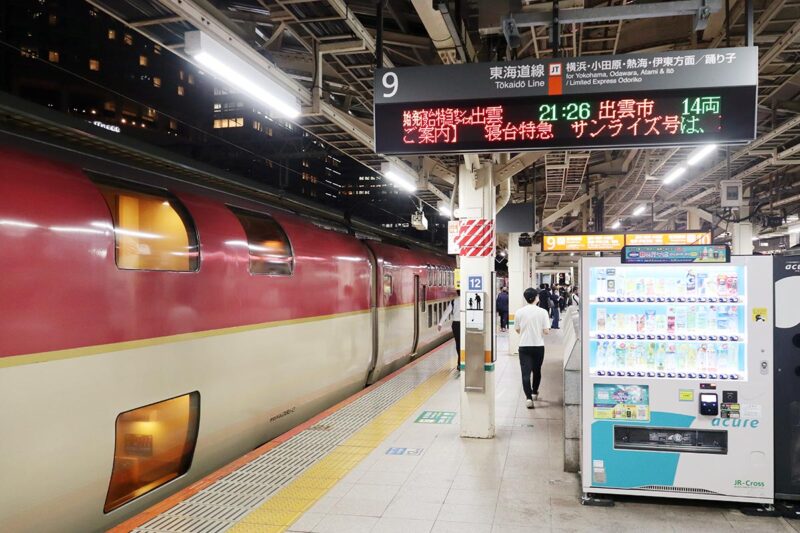 東京駅で発車を待つ寝台特急「サンライズ出雲・瀬戸」